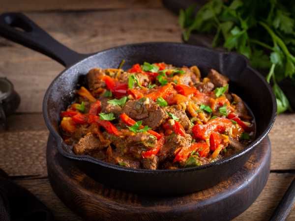 Мясо по-Абхазски (говядина, овощи, подаётся в сковороде)