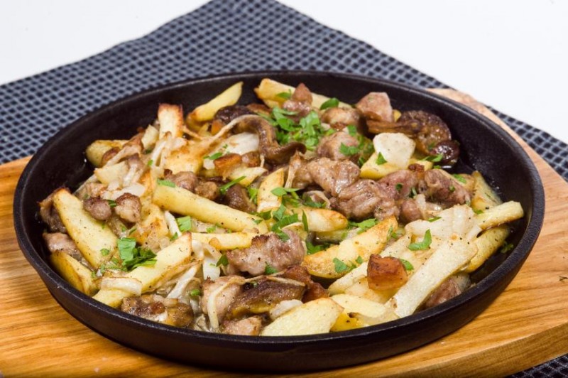 Жареный картофель с говядиной и грибами