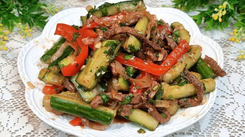 Лаззат тёплый салат (Огурцы, кинза, зелёный лук, томатный соус, мясо говядина)